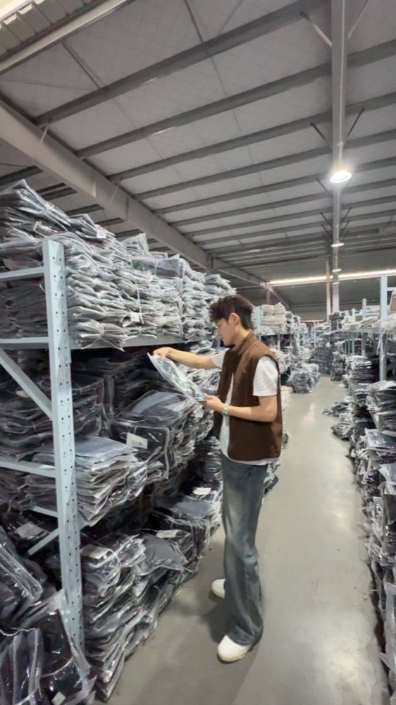 Jiejie memeriksa produk di gudang China